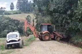 Produtores de leite contratam máquina para arrumar estrada do interior de Herval d´Oeste 