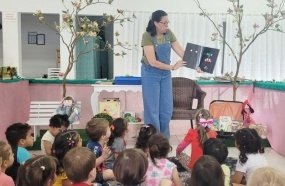 Exposição literária transforma licença-prêmio de professora em incentivo à leitura 