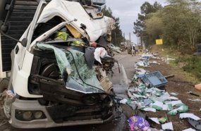 Colisão frontal entre caminhões deixa um morto e três feridos na BR-282