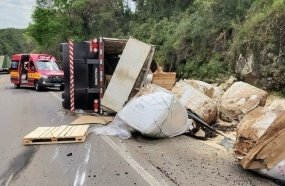 Condutor fica ferido ao tombar carreta carregada com estopa em Herval d´Oeste