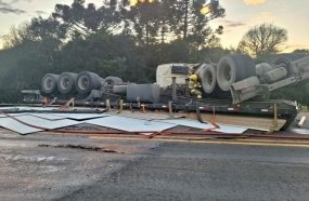 Carreta carregada com chapas de compensado capota na SC-350