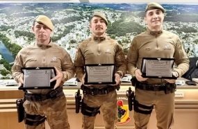 Câmara de Herval homenageia policiais militares que salvaram bebês engasgados