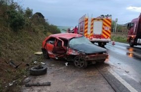 Duas pessoas ficam feridas após colisão entre veículos na BR-282
