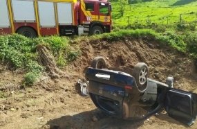 Duas pessoas ficam feridas após carro capotar em barranco em Luzerna