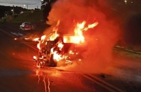 Carro pega fogo após colisão frontal com outro veículo na BR-282