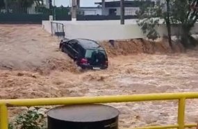 Carro é arrastado pela correnteza e cai no Rio do Tigre em Joaçaba 