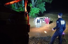 Moradores acionam Bombeiros após encontrarem carro submerso em rio