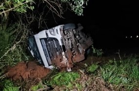 Motorista fica ferido após caminhão tombar em barranco na BR-282