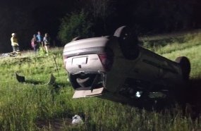 Motorista fica ferido após carro sair da pista e capotar no interior de Videira 