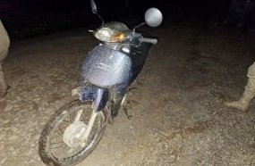 PM localiza motocicleta furtada escondida em área de mata em Herval d’Oeste