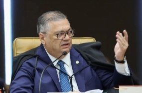Flávio Dino pede vista e paralisa julgamento no STF sobre Moraes e Mendonça