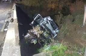 Motorista fica preso às ferragens após caminhão despencar de ponte na SC-350