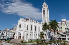 Santuário Catedral celebra sua padroeira Santa Teresinha a partir de sexta-feira 