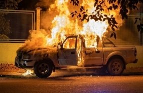 Caminhonete é consumida por incêndio no Bairro Vila Remor