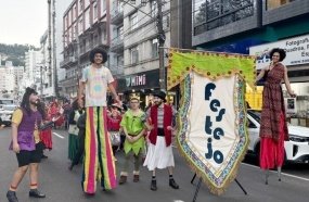 Cortejo na praça marca a abertura oficial do Festival de Teatro de Joaçaba
