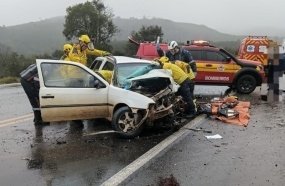 Condutor fica preso às ferragens após colisão entre veículos na BR-470