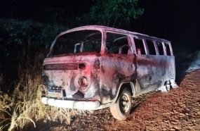 Kombi é completamente destruída por incêndio no interior de Tangará
