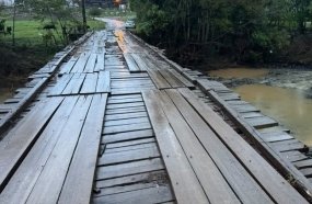 Homem fica gravemente ferido após cair da moto durante travessia em ponte