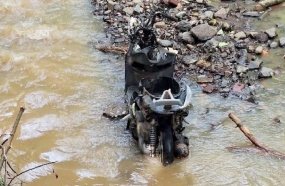 Motocicleta arrastada pela enchente é localizada dentro de rio em Joaçaba