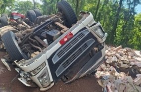 Motorista morre ao ser arremessado de carreta durante tombamento na SC-283