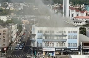 Incêndio em restaurante mobiliza Corpo de Bombeiros no Centro de Joaçaba