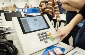 Nomes dos candidatos são inseridos nas urnas eletrônicas em Santa Catarina