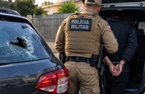 Jovem é preso pela Polícia Militar após danificar veículo da mãe com pedradas
