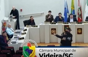 Segurança é derrubado com golpe ao tentar conter cidadão na Câmara de Videira