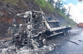 Caminhão-guincho e caminhão transportado são destruídos por incêndio na SC-135