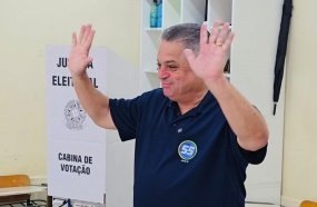João Rodrigues vota em Chapecó ao lado de esposa e filhas