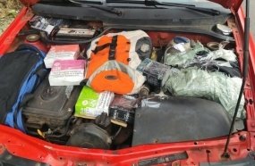 Idoso é preso com cigarros eletrônicos e remédios escondidos no motor do carro