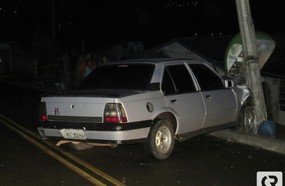 Motorista bate em poste e foge do local