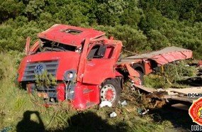 Carreta sai da pista na BR-153 e jovem fica gravemente ferida