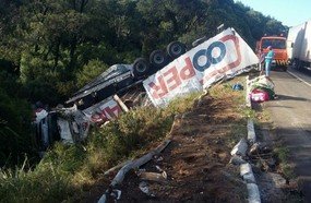 Carreta de Concórdia tomba após colidir em carro na BR-153