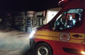 Motorista tomba carreta após dormir ao volante na BR-282