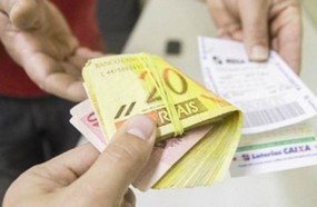Mulher perde R$ 5 mil no golpe do bilhete premiado