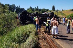 Caminhão não vence subida e tomba na SC-467, em Capinzal