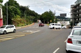 Vereadores pedem semáforo ou rotatória na entrada da Vila Pedrini