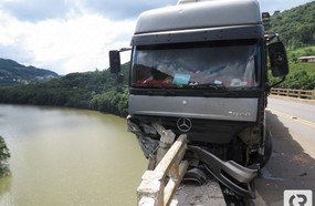 Carreta sem freio quase joga caminhão para fora da ponte na BR-282