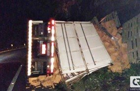 Motorista fica ferido após tombar carreta de tijolos na BR-282