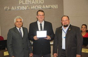 Colégio Santíssima Trindade é homenageado pela Câmara