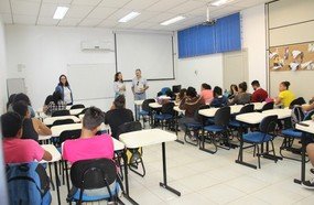 Jovens participam de programa de iniciação para o trabalho