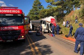 Colisão entre caminhões deixa motorista ferido na BR-470