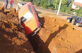 Foi pra vala: motorista diz que Prefeitura não sinalizou local
