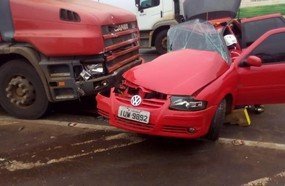 Condutora fica ferida ao ter carro atingido por carreta na BR-153