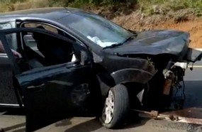 Mulher é projetada de veículo após colidir contra barranco