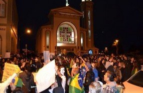 Centenas de pessoas participam de manifesto em Curitibanos