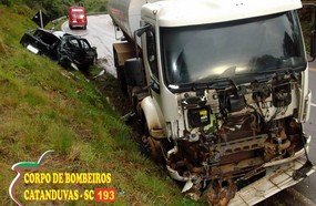 Motorista de Megane fica ferido após colisão com caminhão em Catanduvas