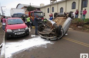 Mulher capota carro ao tentar ultrapassar caminhão em Herval