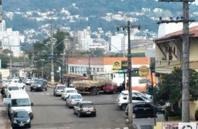 Carro é prensado por caminhão no centro de Herval d´Oeste
